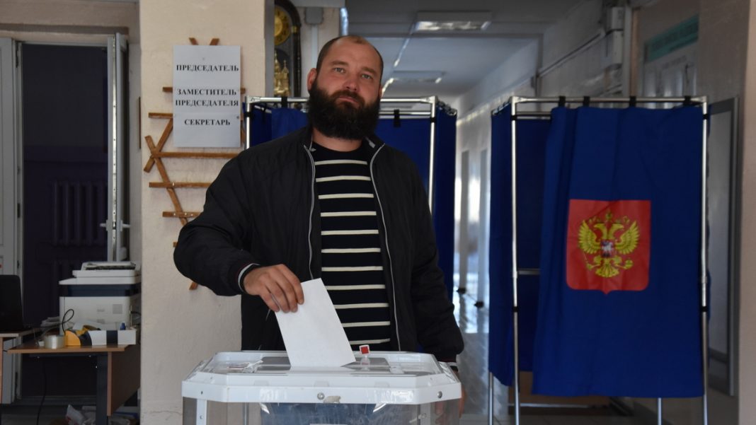 Голосует Михаил Алейников