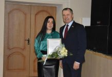 Сенатор Игорь Мурог вручил награды милославским женщина